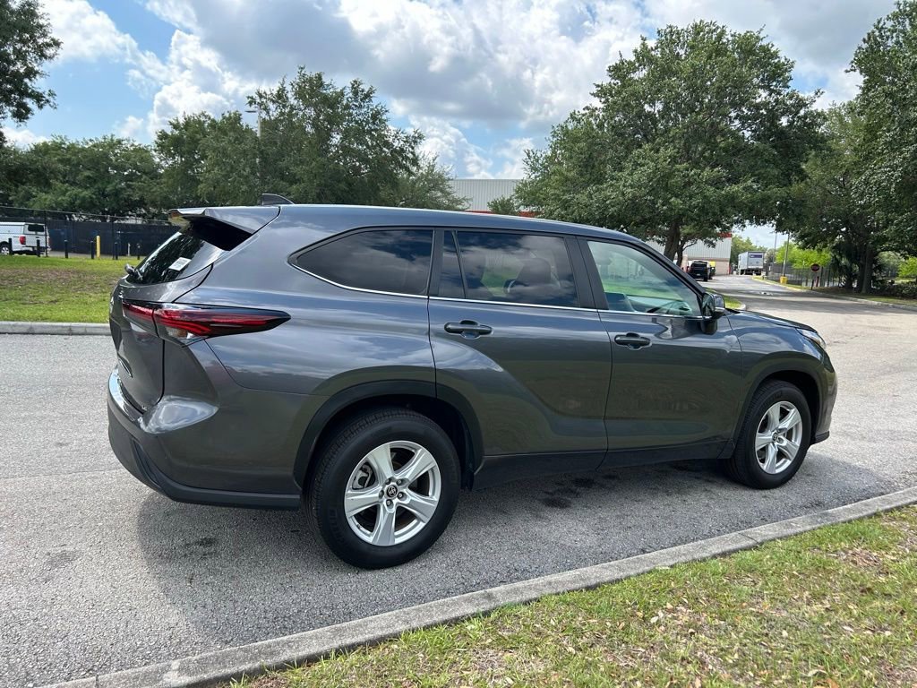 Used 2024 Toyota Highlander LE FWD image 5