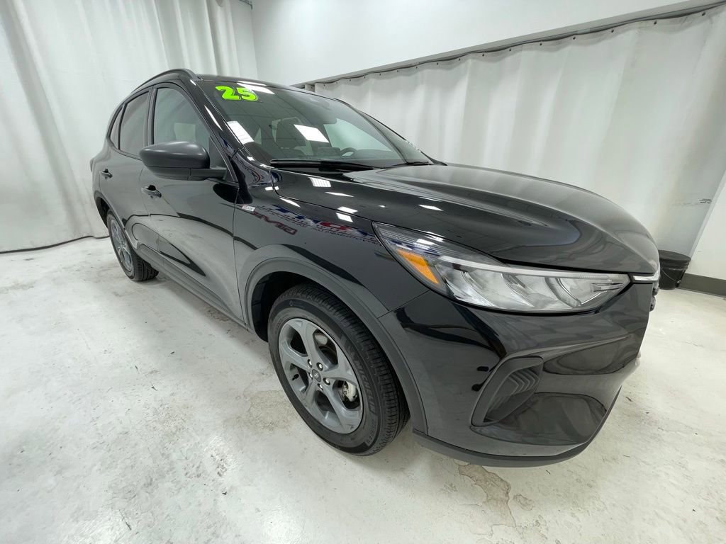 Used 2025 Ford Escape ST-Line AWD/4WD image 3