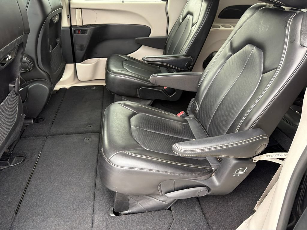 Used 2023 Chrysler Pacifica Touring-L FWD image 18