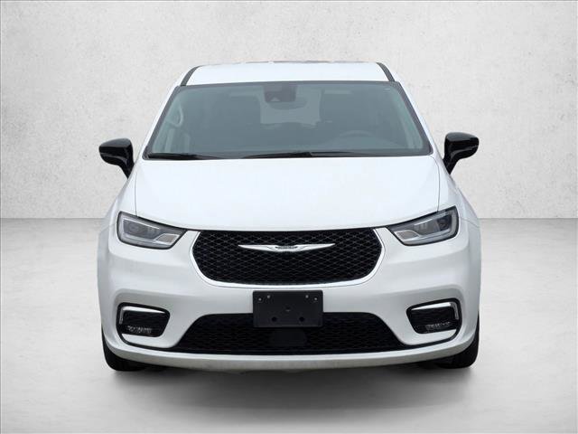 Used 2024 Chrysler Pacifica Select image 2