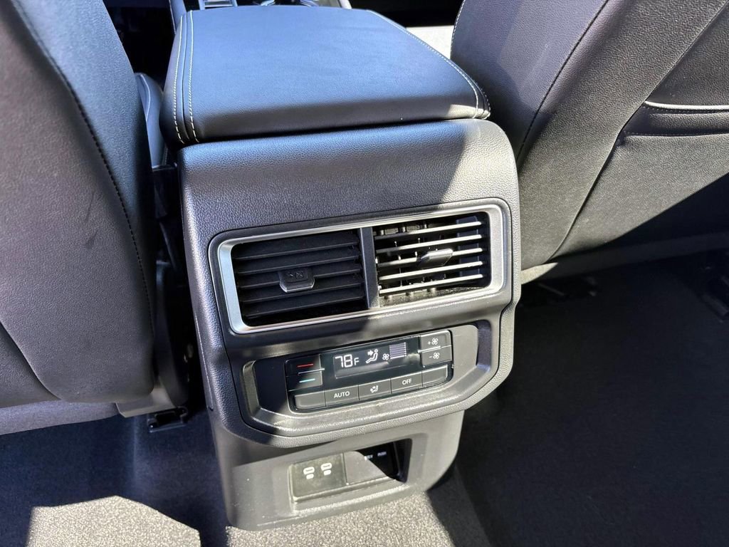 Used 2025 Volkswagen Atlas SE image 33
