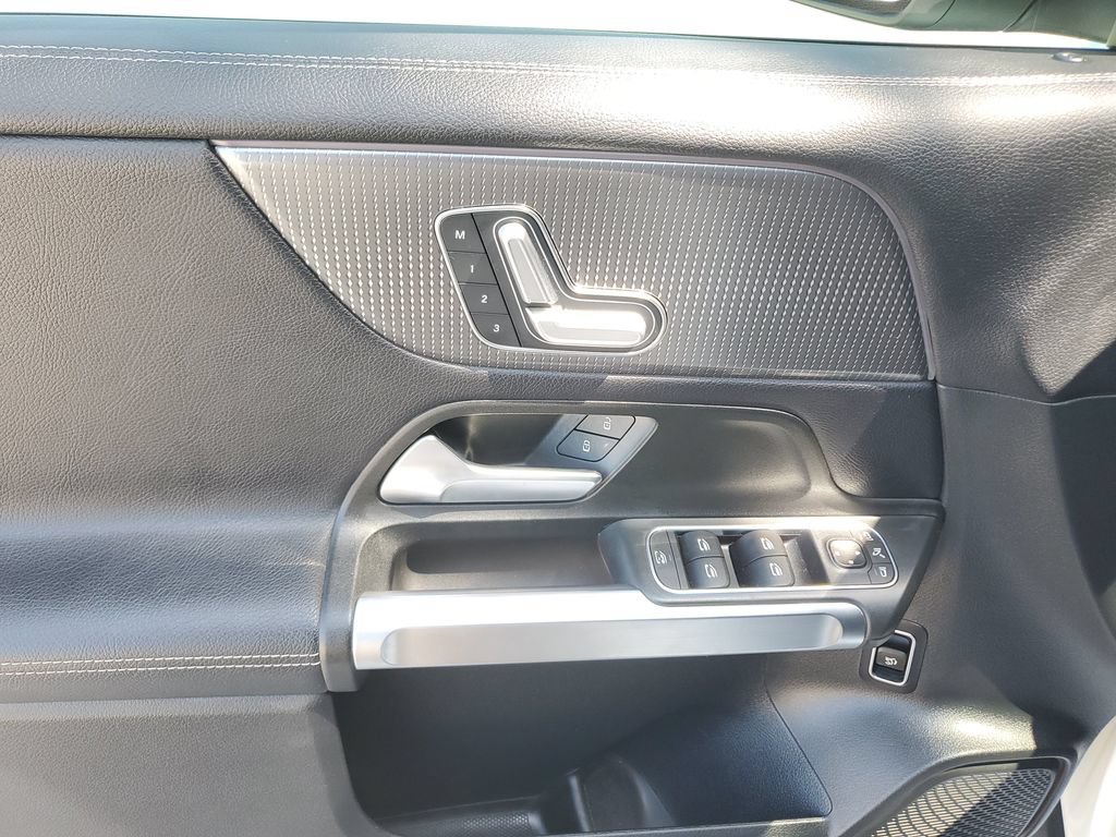 Used 2021 Mercedes-Benz GLB 250 4MATIC image 25