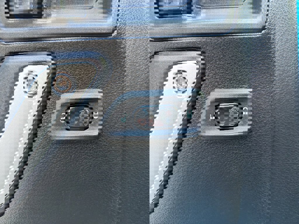 Used 2018 Jeep Wrangler Unlimited Sahara image 17