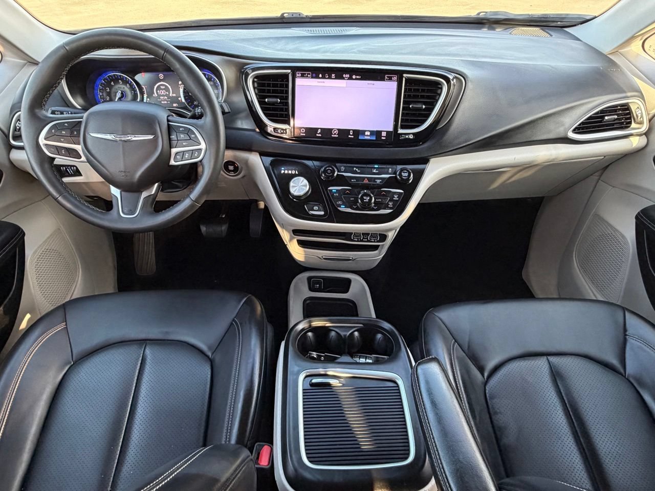 Used 2023 Chrysler Pacifica Touring-L FWD image 11