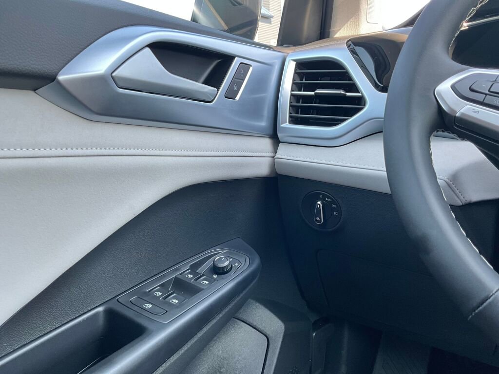 New 2025 Volkswagen Taos SE image 22