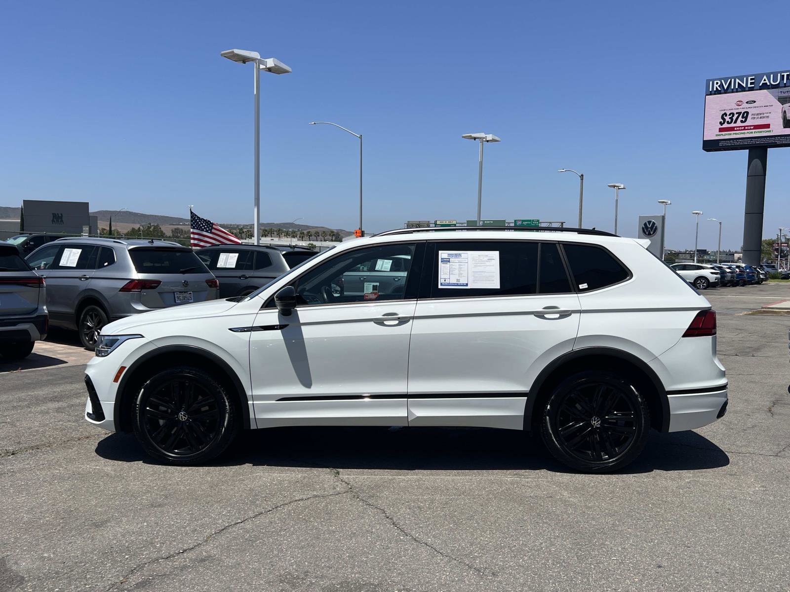 Used 2022 Volkswagen Tiguan SE R-Line FWD image 2