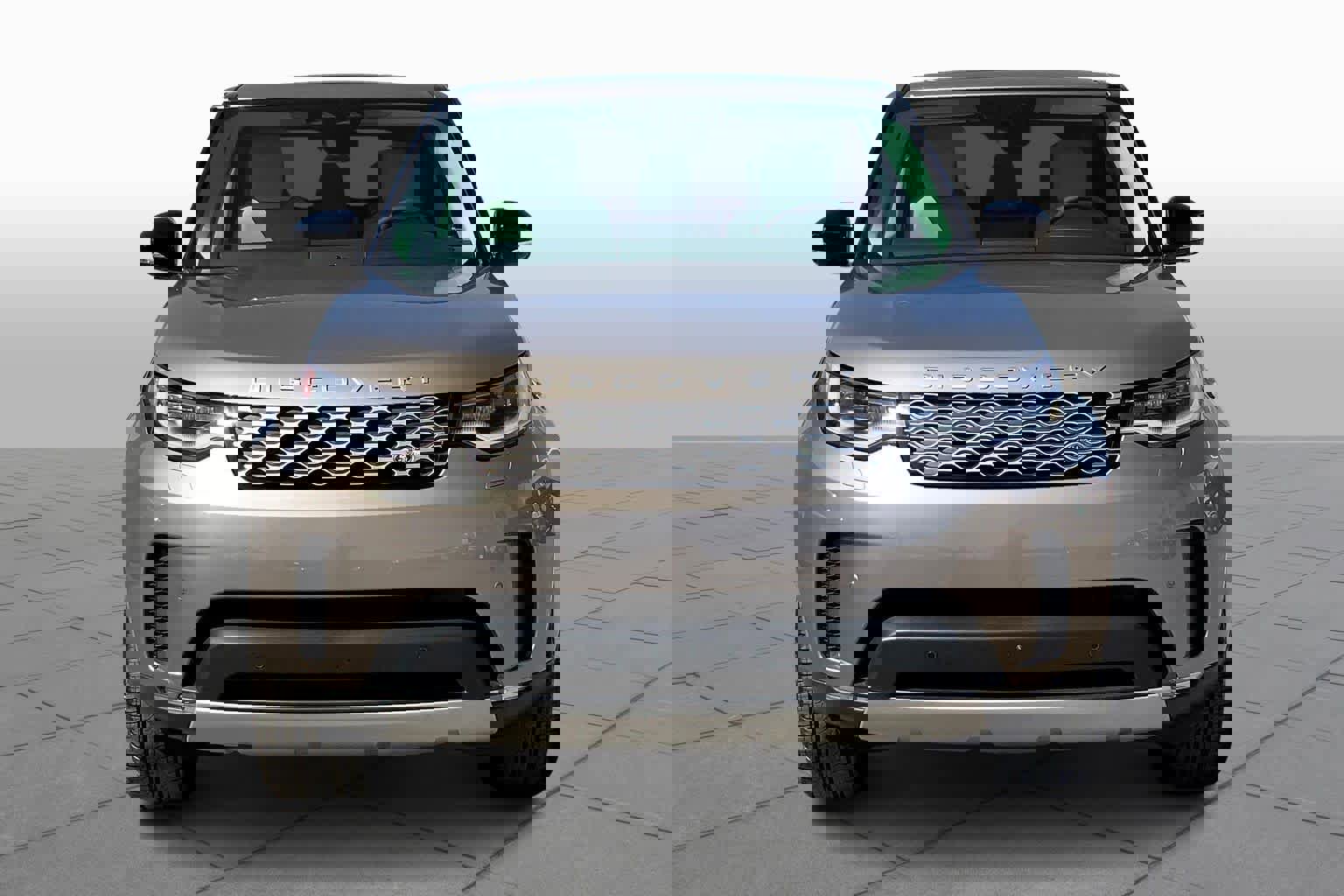 Used 2025 Land Rover Discovery S image 3