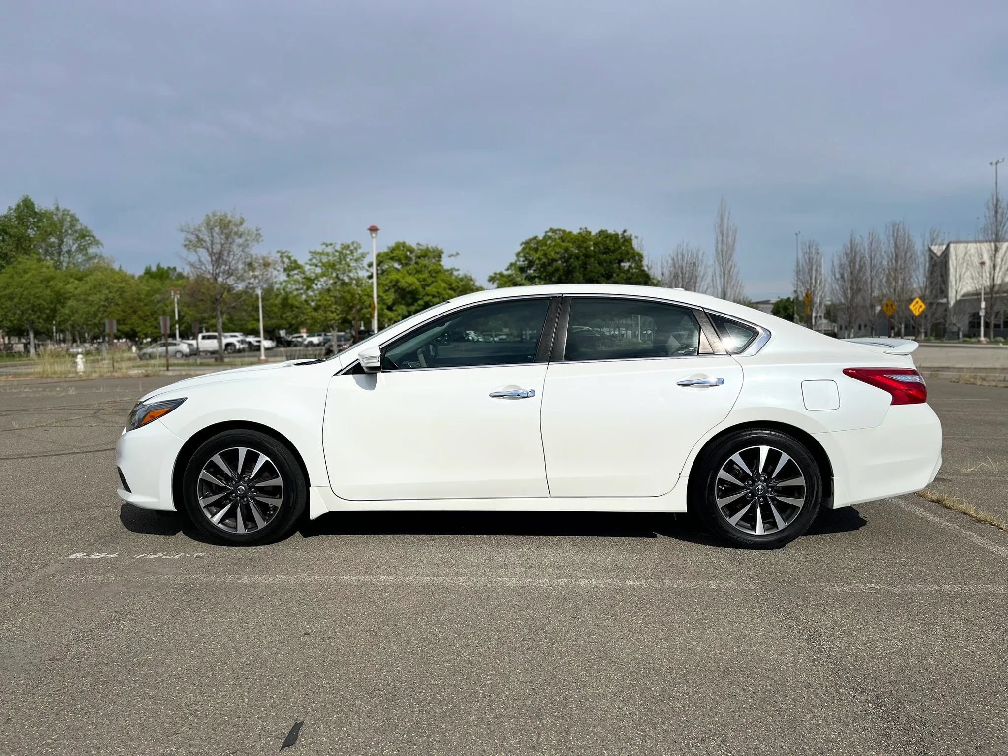 Used 2016 Nissan Altima 2.5 SV w/ Convenience Package FWD image 9
