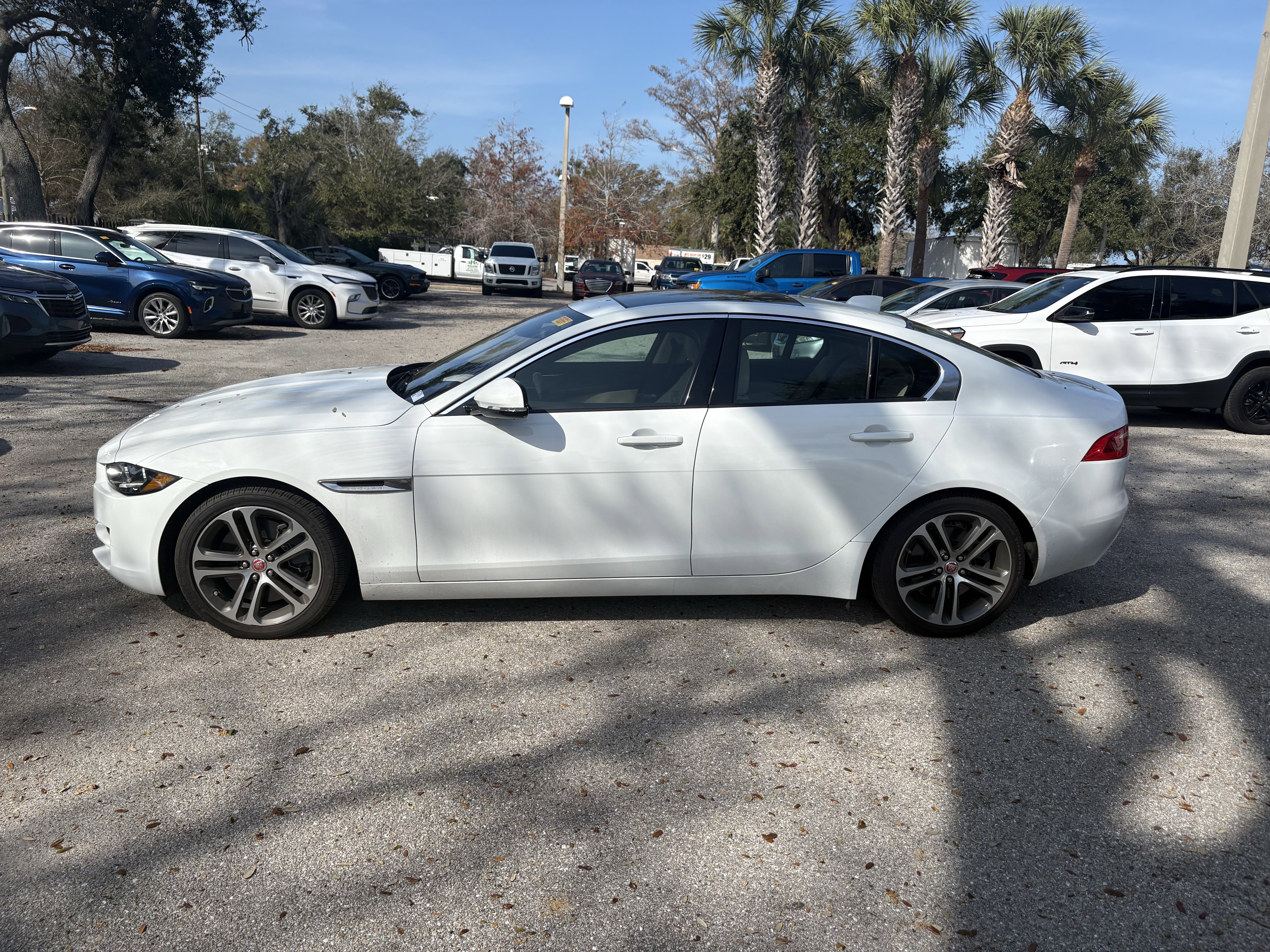 Used 2017 Jaguar XE Premium image 4