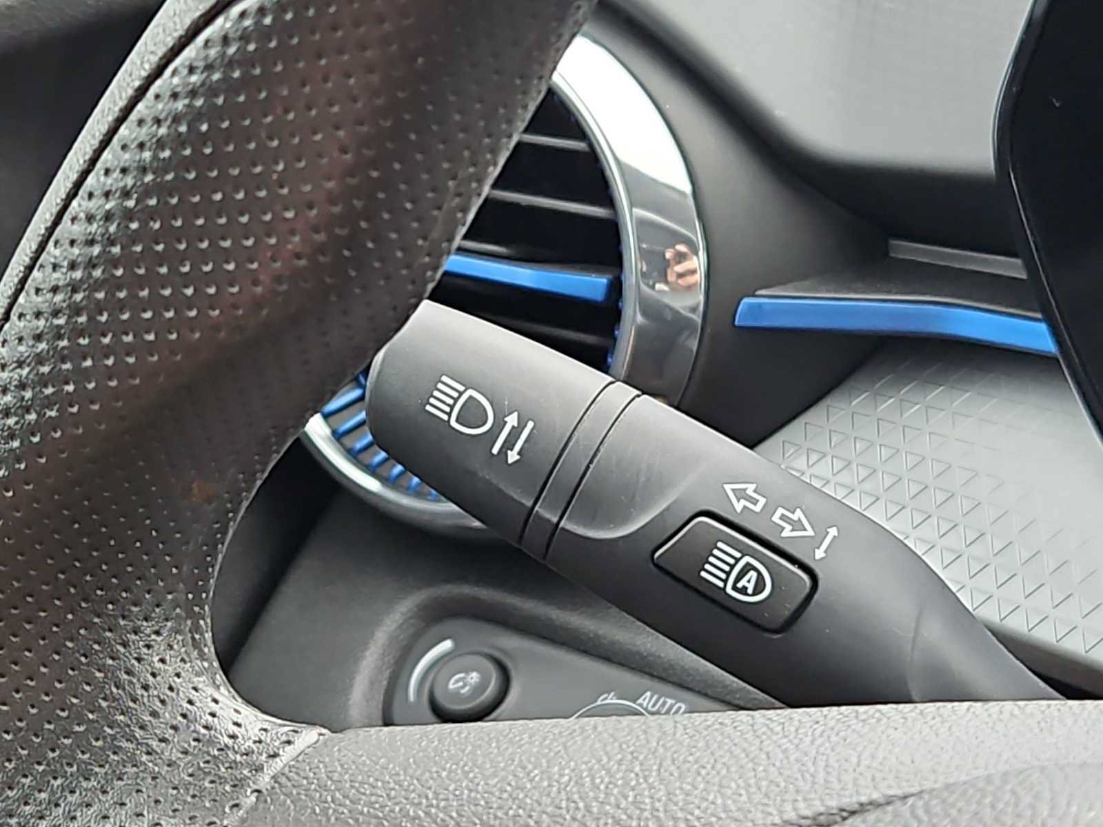 Used 2025 Chevrolet Trax LT FWD image 26