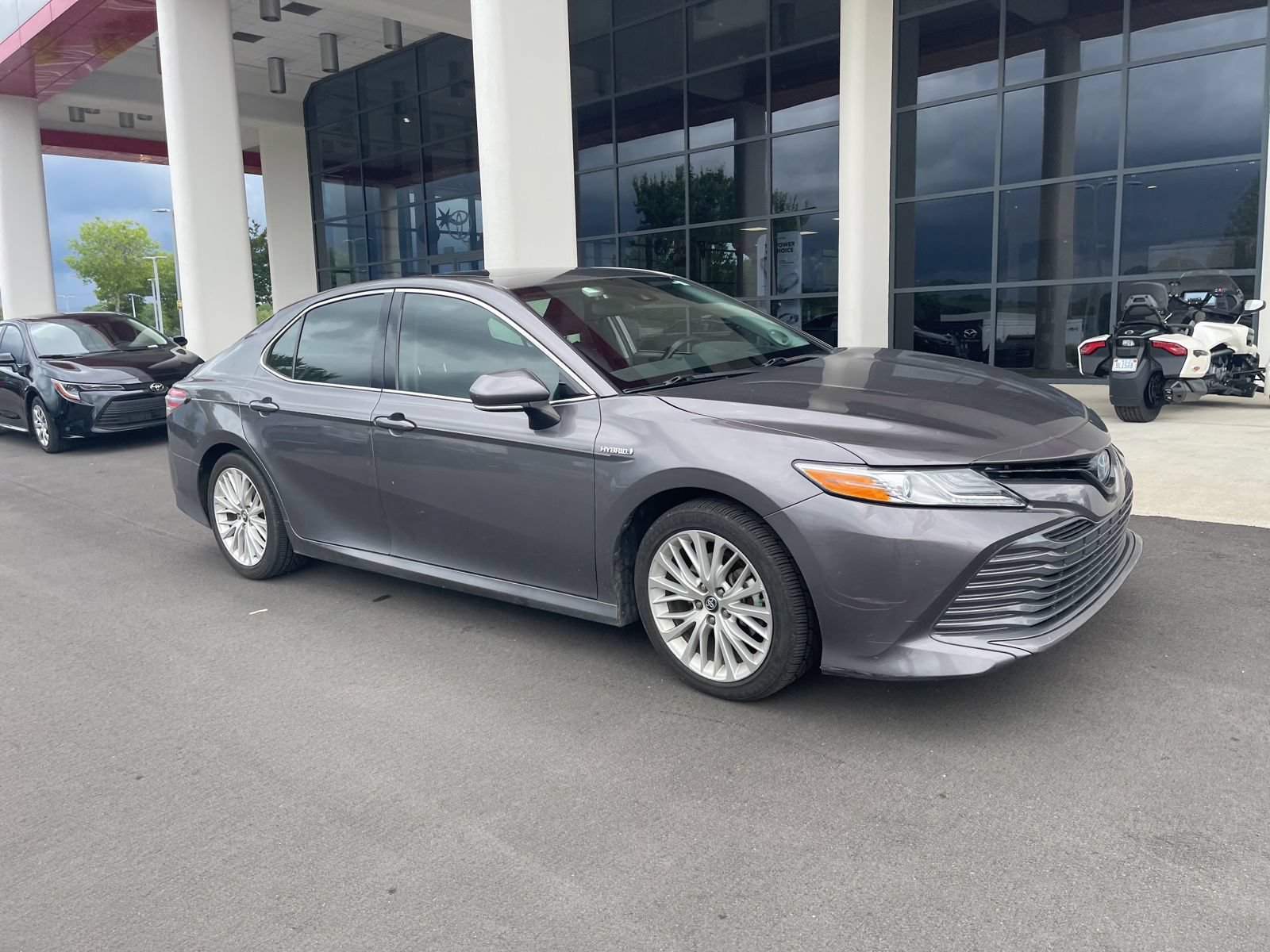 Used 2019 Toyota Camry XLE w/ Sunroof Package FWD image 3