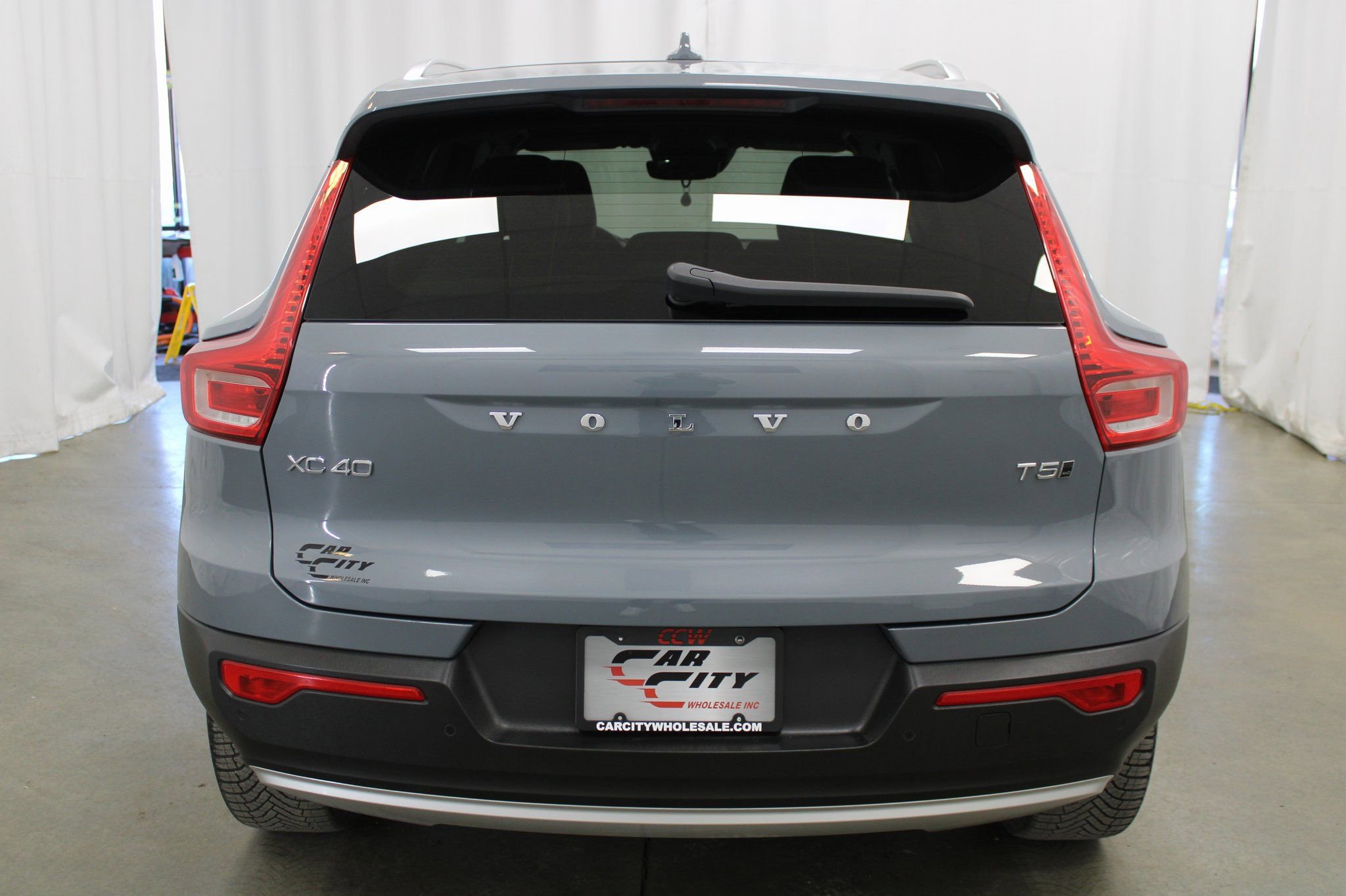 Used 2021 Volvo XC40 T5 Momentum image 7