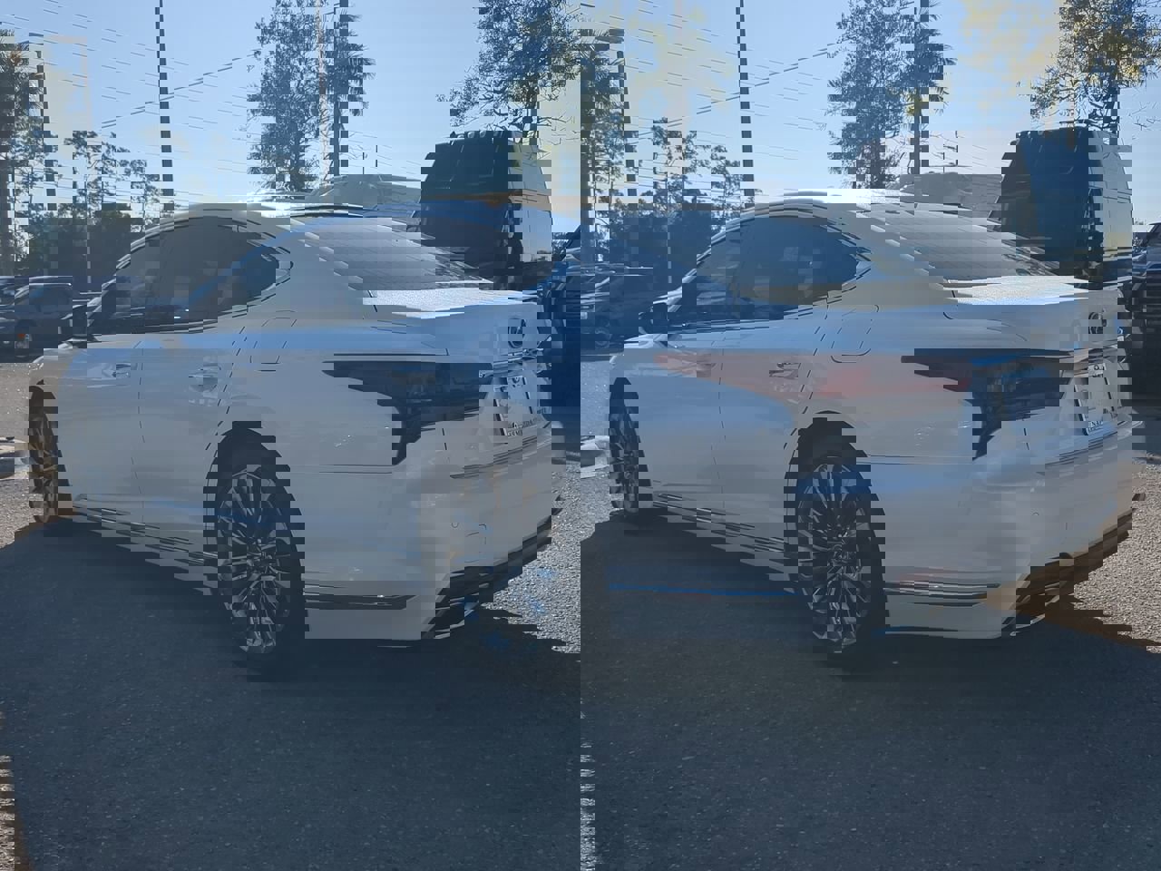 Used 2023 Lexus LS 500 w/ Accessory Package (Z2) image 7