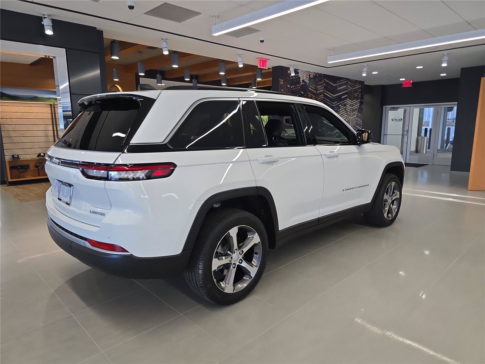 New 2026 Jeep Grand Cherokee Limited w/ Luxury Tech Group II AWD/4WD image 3