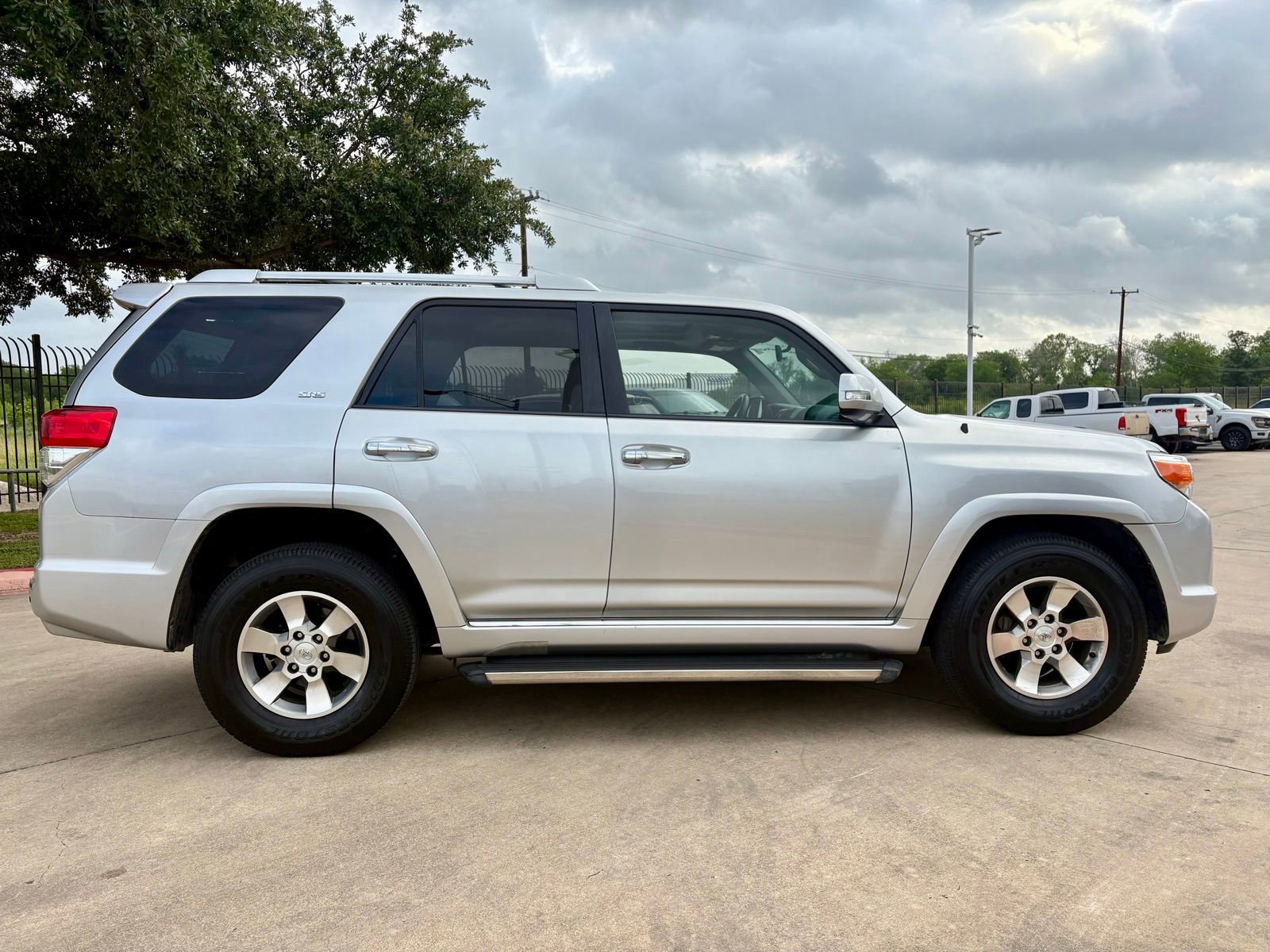 Used 2011 Toyota 4Runner SR5 w/ Premium Pkg w/Leather RWD image 2