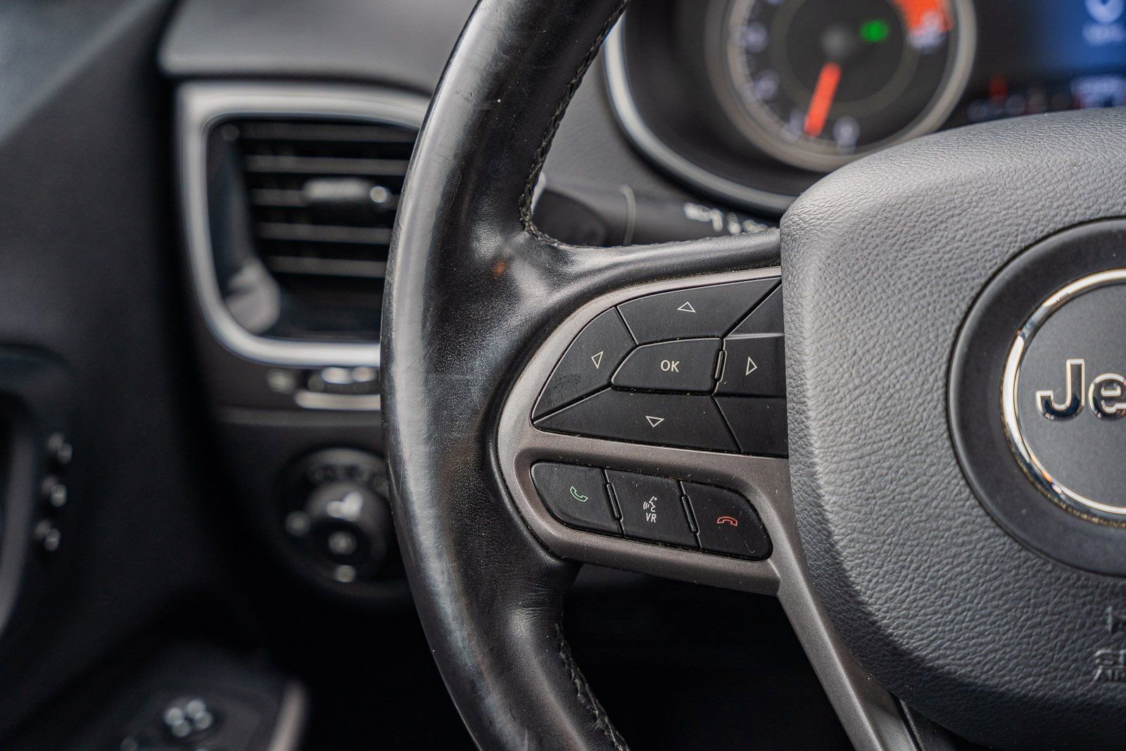 Used 2019 Jeep Cherokee Limited image 30