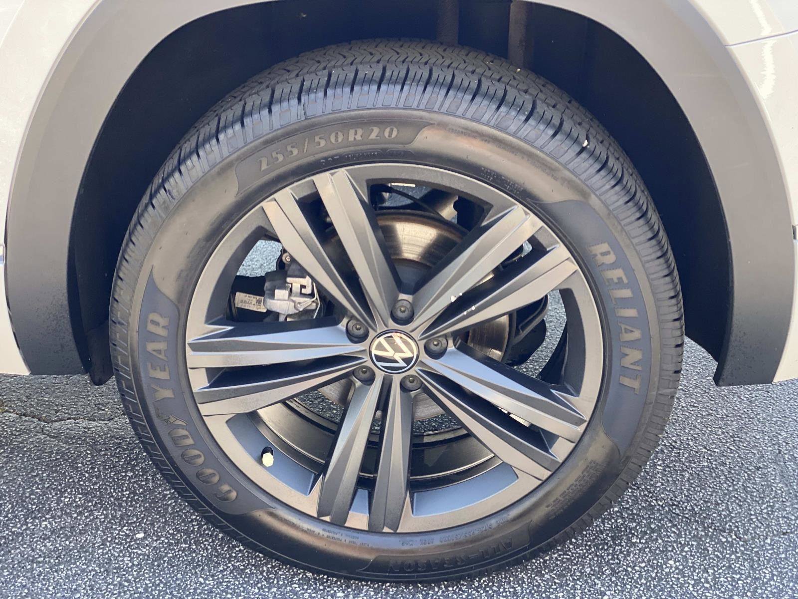 Used 2021 Volkswagen Atlas SE w/ Panoramic Sunroof Package image 16