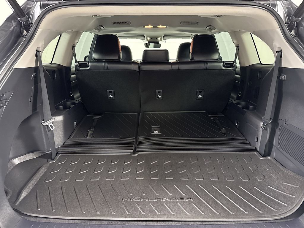 Used 2021 Toyota Highlander XLE image 24