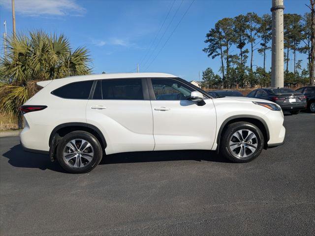 Certified 2024 Toyota Highlander XLE image 3
