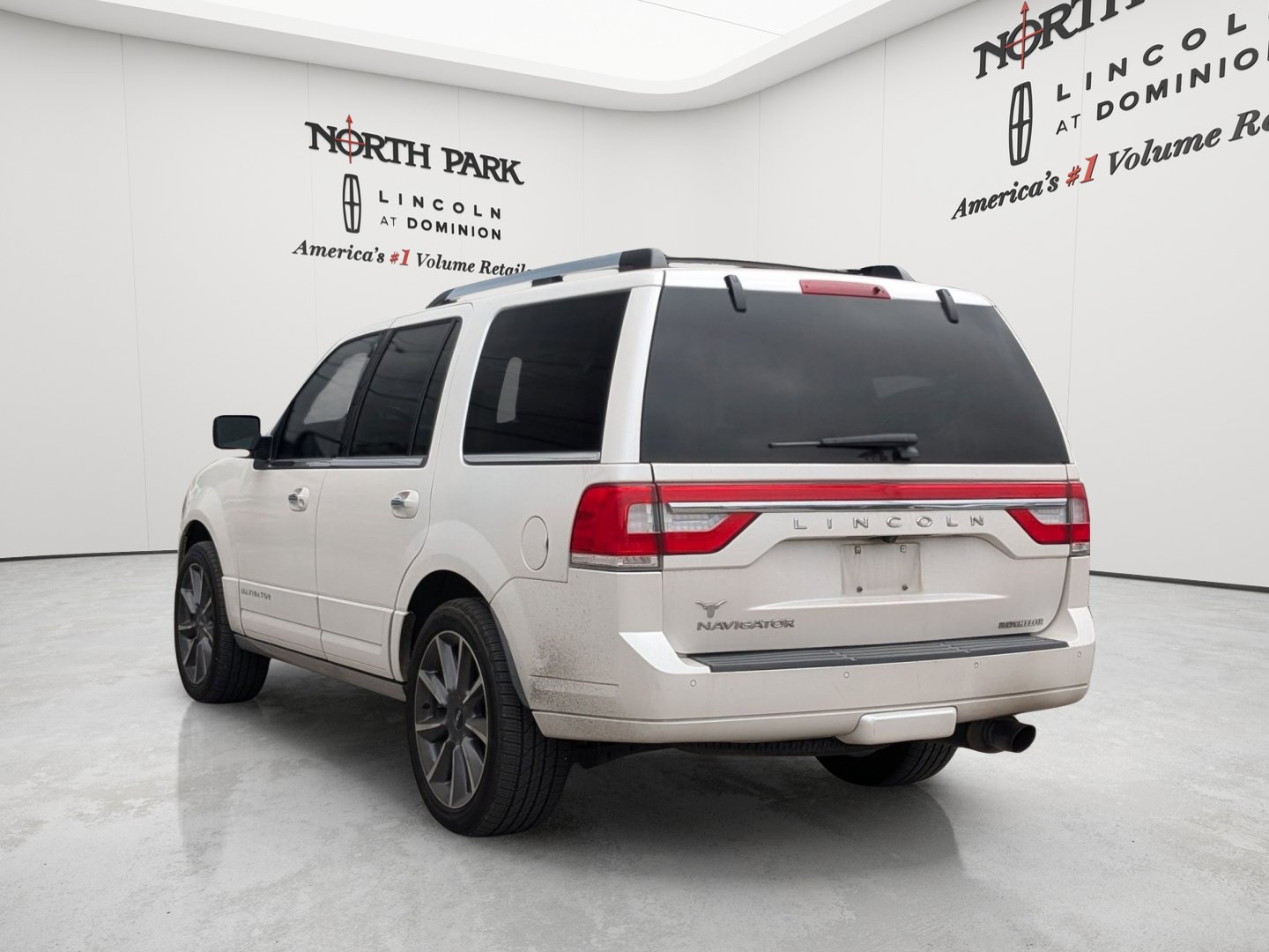 Used 2017 Lincoln Navigator Reserve RWD image 5