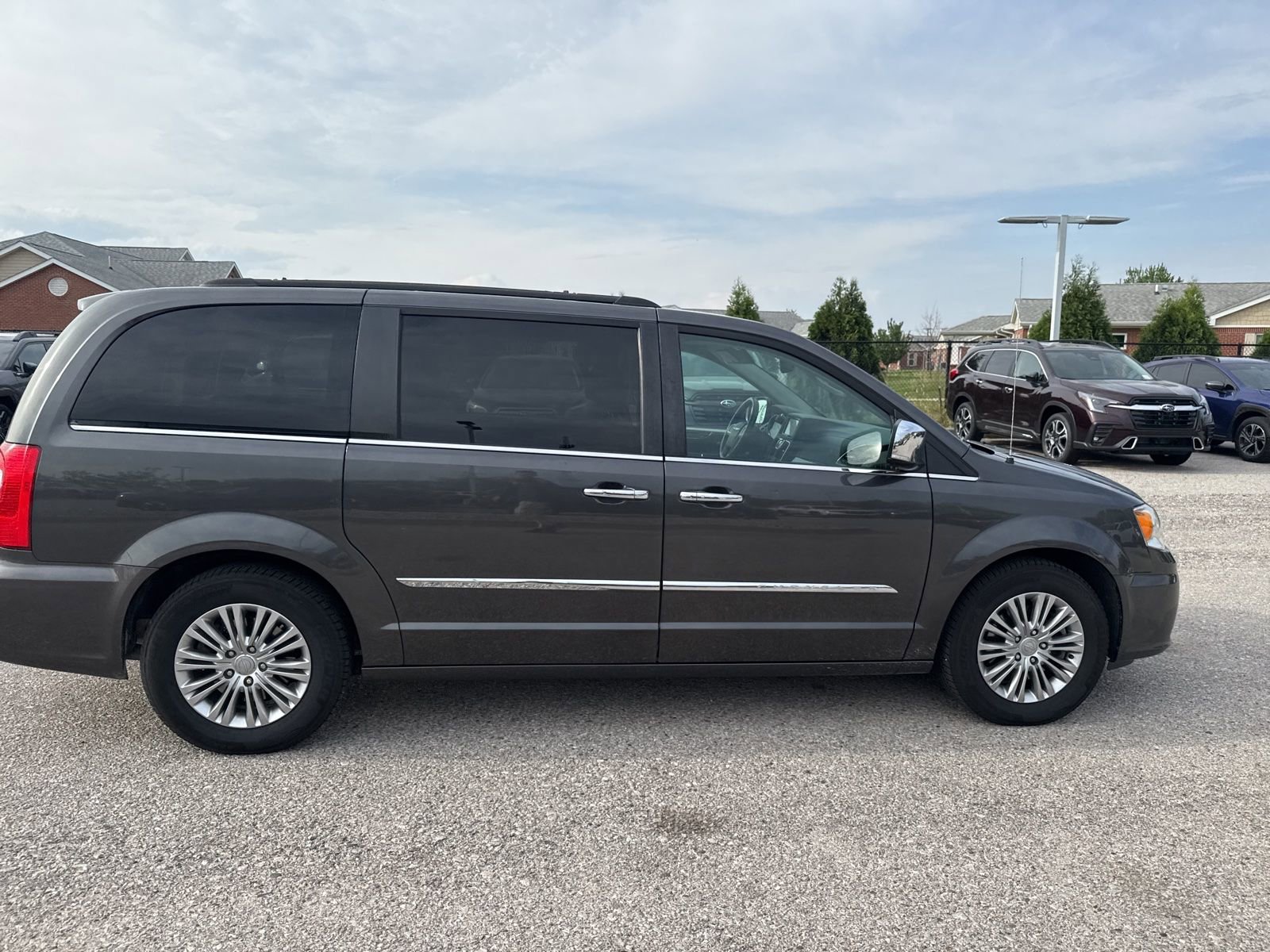 Used 2016 Chrysler Town & Country Touring-L w/ Driver Convenience Group FWD image 10