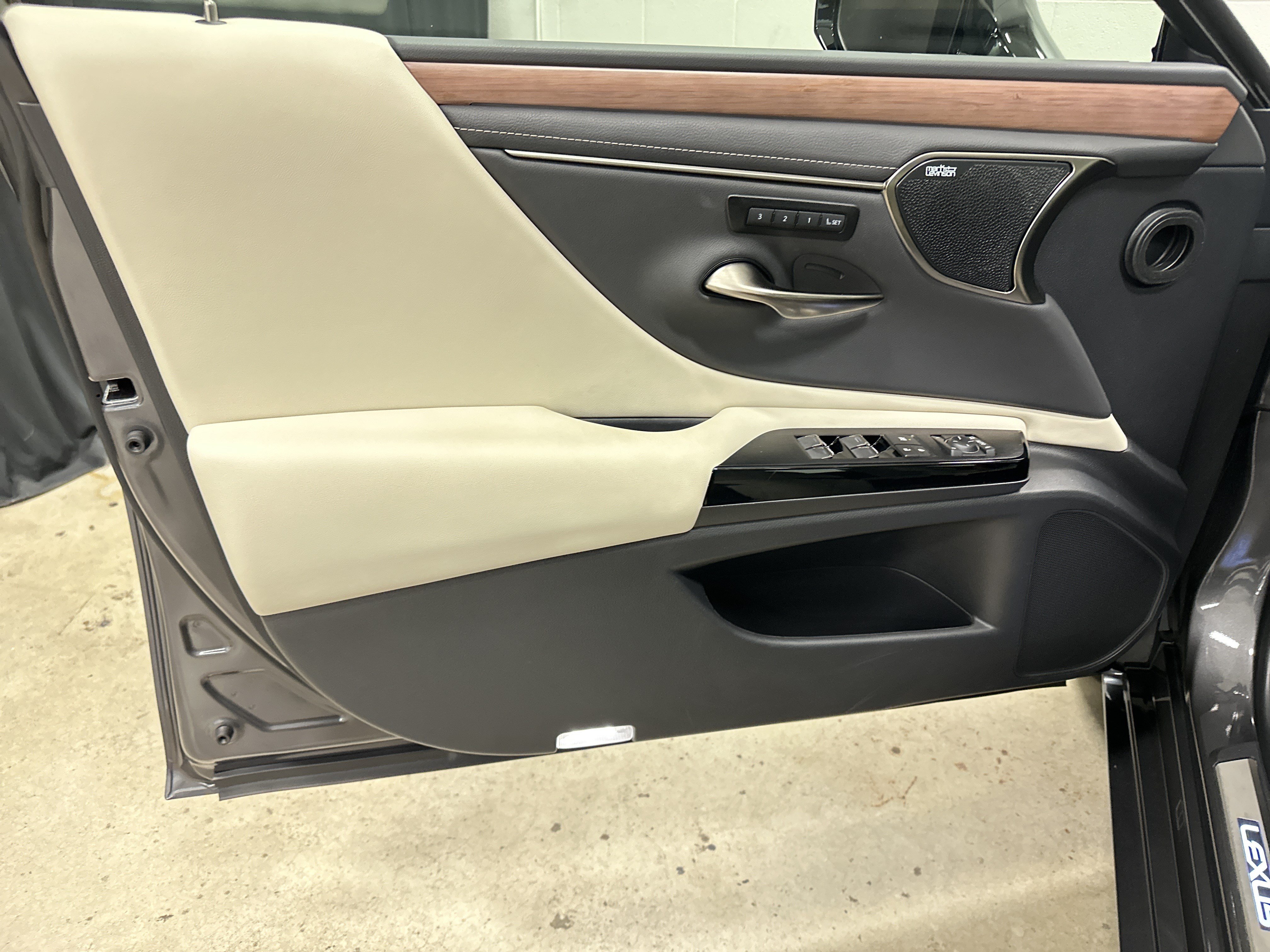 Certified 2025 Lexus ES 350 w/ Accessory Package (Z2) FWD image 14