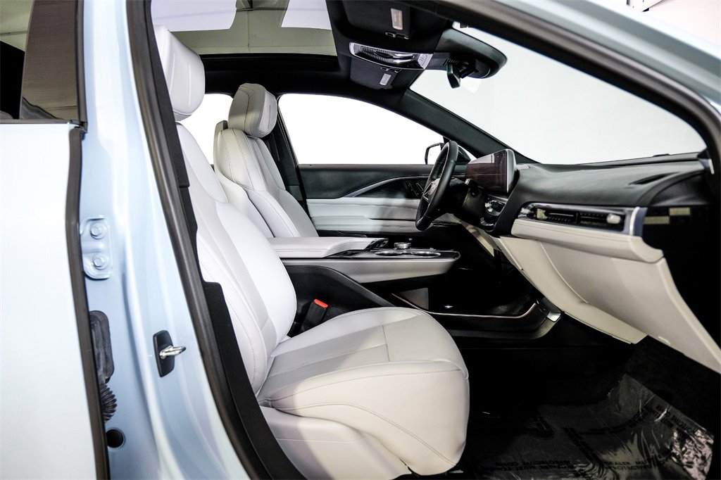 Used 2024 Cadillac Lyriq Luxury image 35