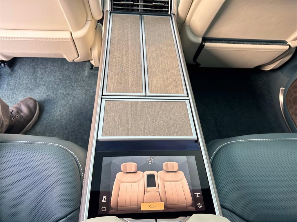 New 2025 Land Rover Range Rover SV image 19