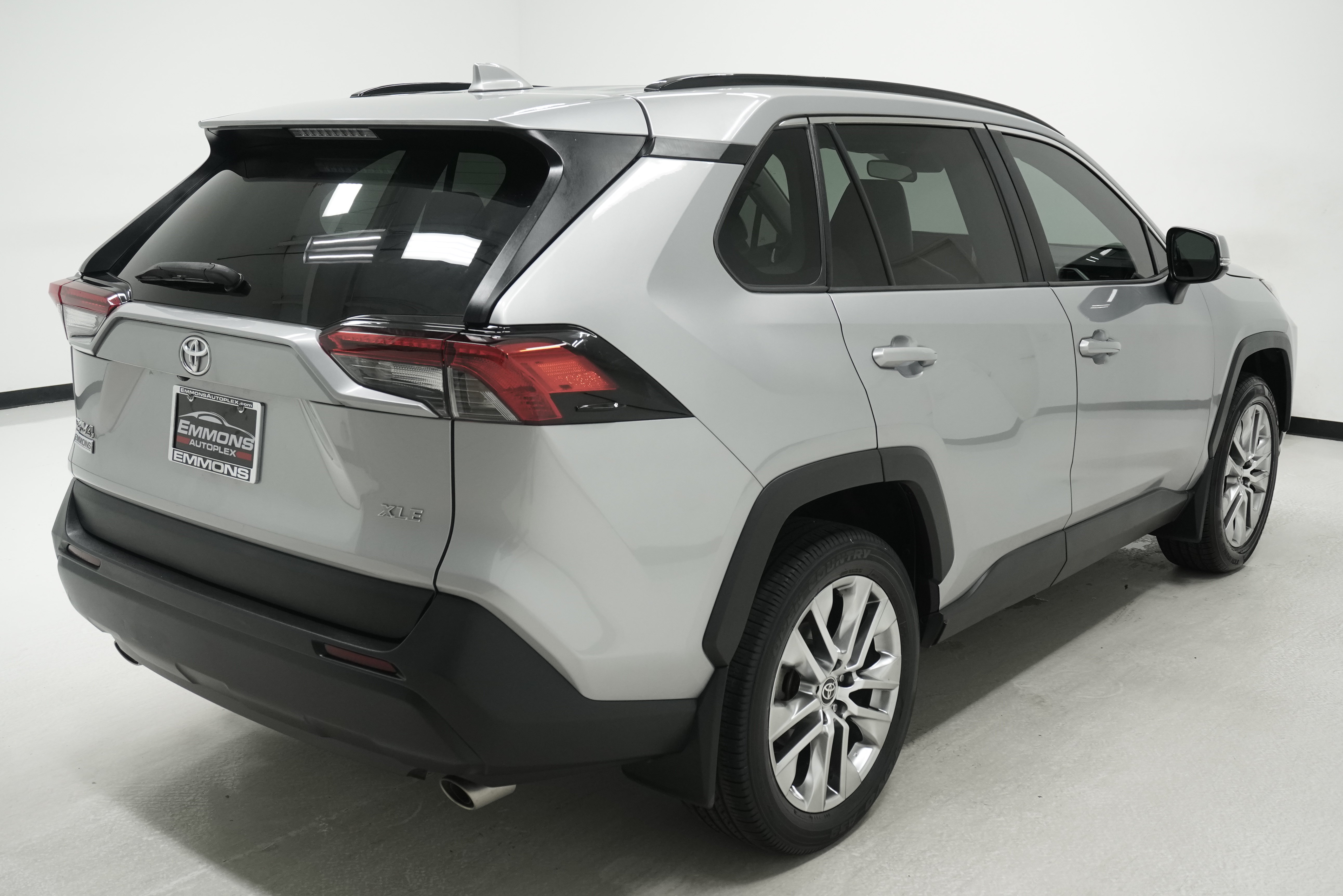Used 2021 Toyota RAV4 XLE Premium FWD image 4
