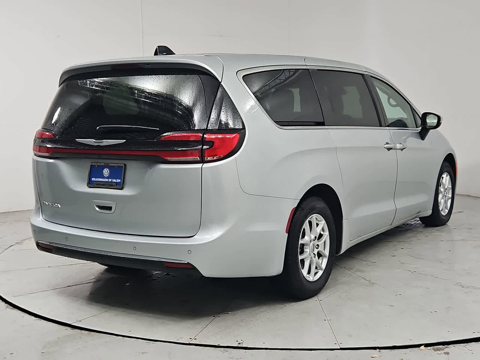 Used 2023 Chrysler Pacifica Touring-L FWD image 6