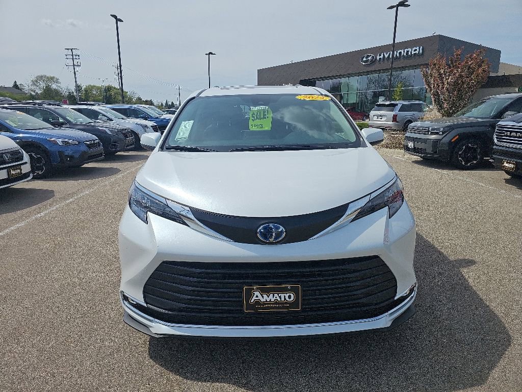 Used 2024 Toyota Sienna XLE AWD/4WD image 8