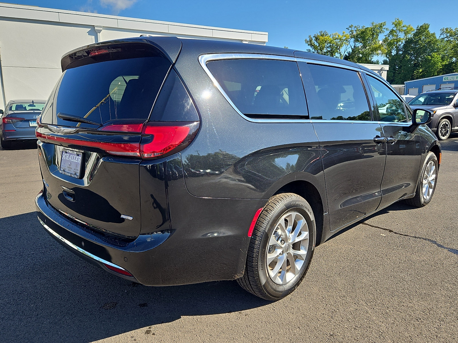 Used 2023 Chrysler Pacifica Touring-L AWD/4WD image 6