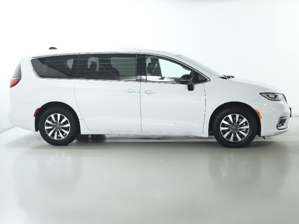 Used 2024 Chrysler Pacifica Select image 11