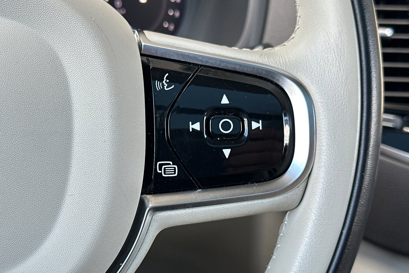 Certified 2024 Volvo XC90 B6 Ultimate w/ Protection Package Premier image 31