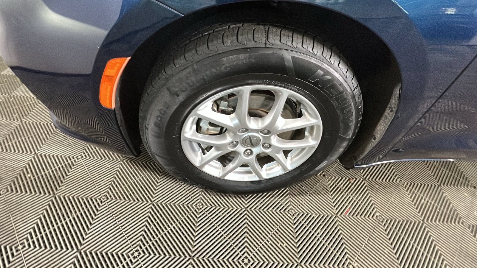Used 2023 Chrysler Pacifica Touring-L FWD image 10