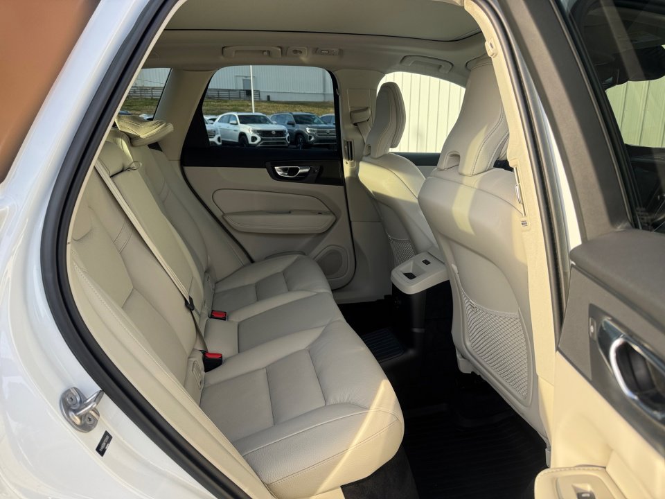 Used 2023 Volvo XC60 T8 Plus w/ Protection Package Premier image 33