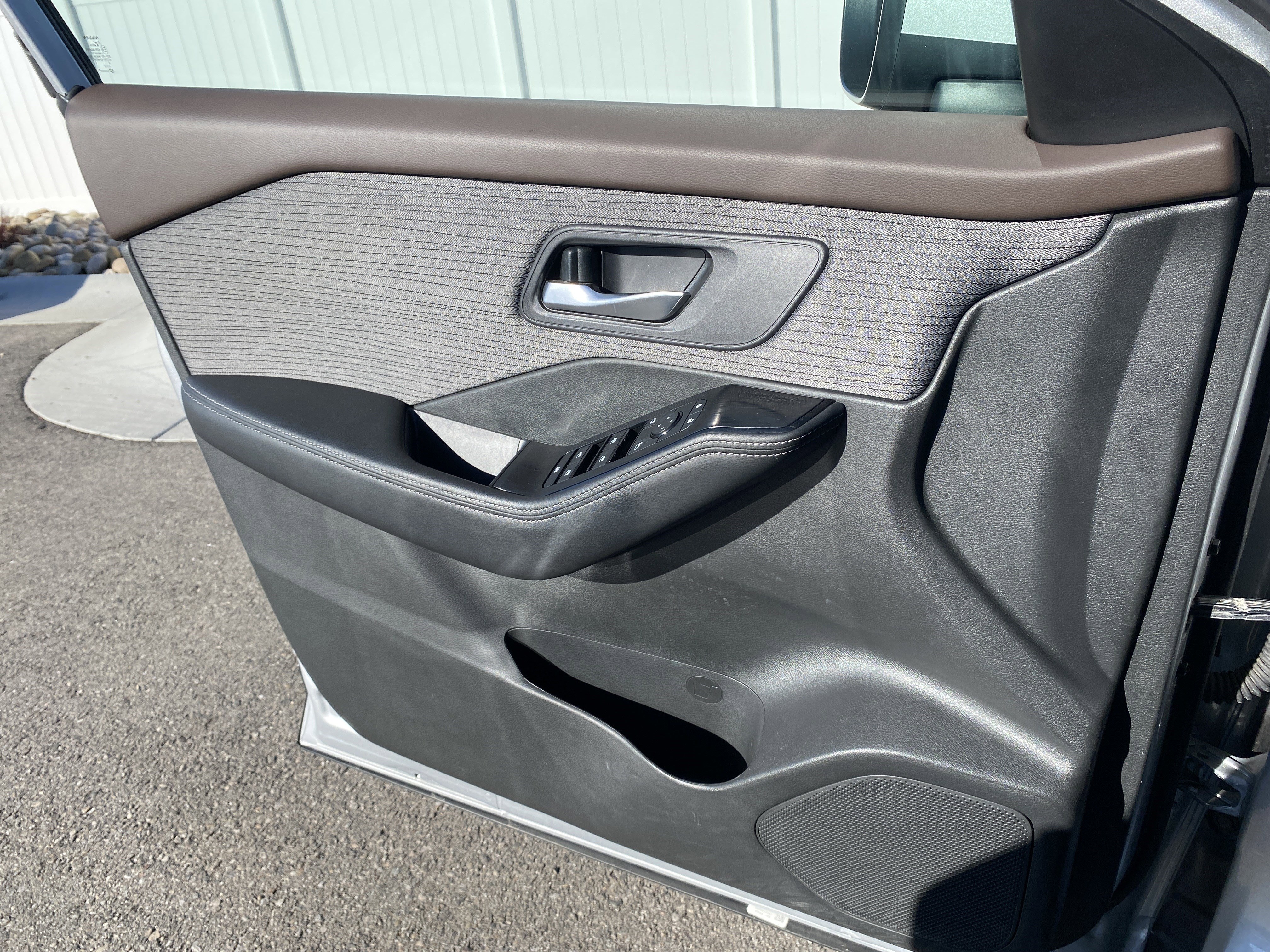 Used 2023 Nissan Rogue SV image 17