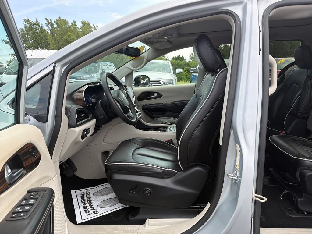 Used 2023 Chrysler Pacifica Limited FWD image 10