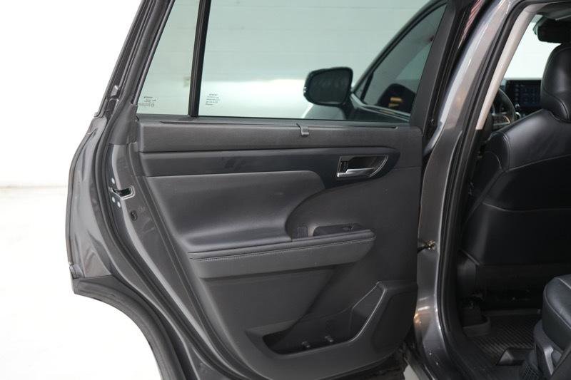 Used 2021 Toyota Highlander XLE AWD/4WD image 23