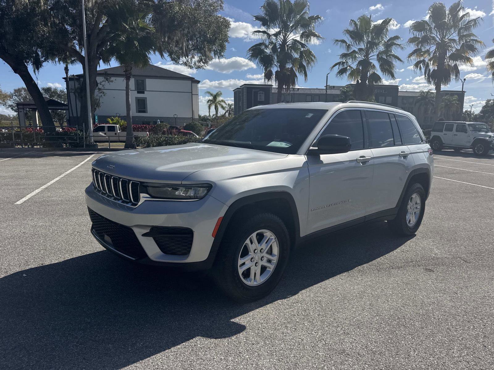 Used 2023 Jeep Grand Cherokee Laredo image 8