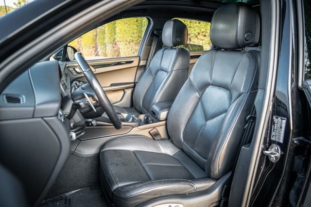 Used 2023 Porsche Macan Turbo image 32