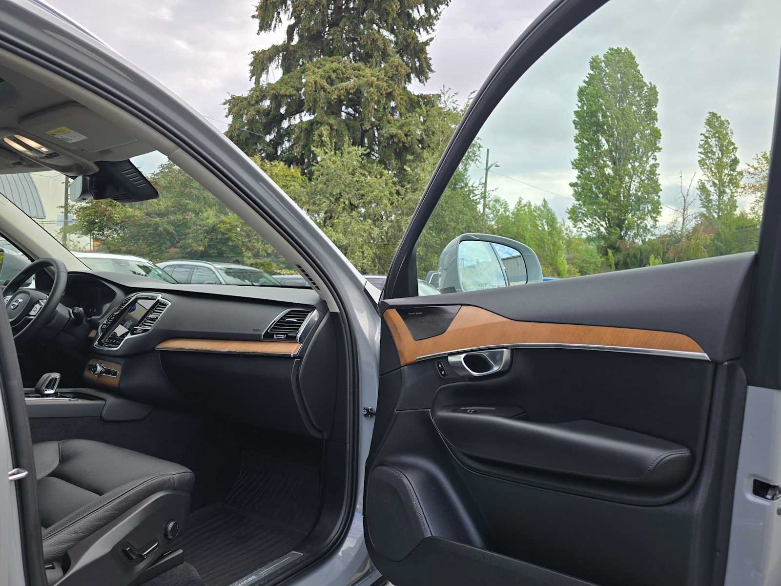 Used 2024 Volvo XC90 T8 Plus w/ Protection Package Premier AWD/4WD image 12
