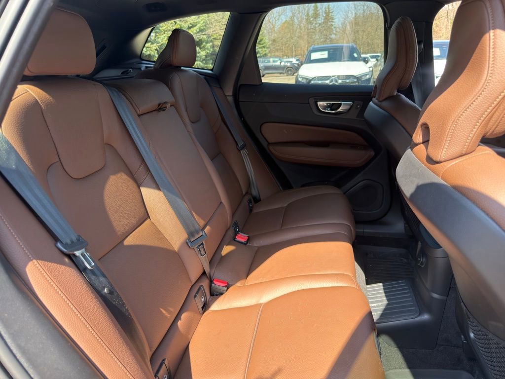 Used 2023 Volvo XC60 T8 Plus image 33