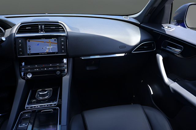 Used 2018 Jaguar F-PACE Premium AWD/4WD image 19