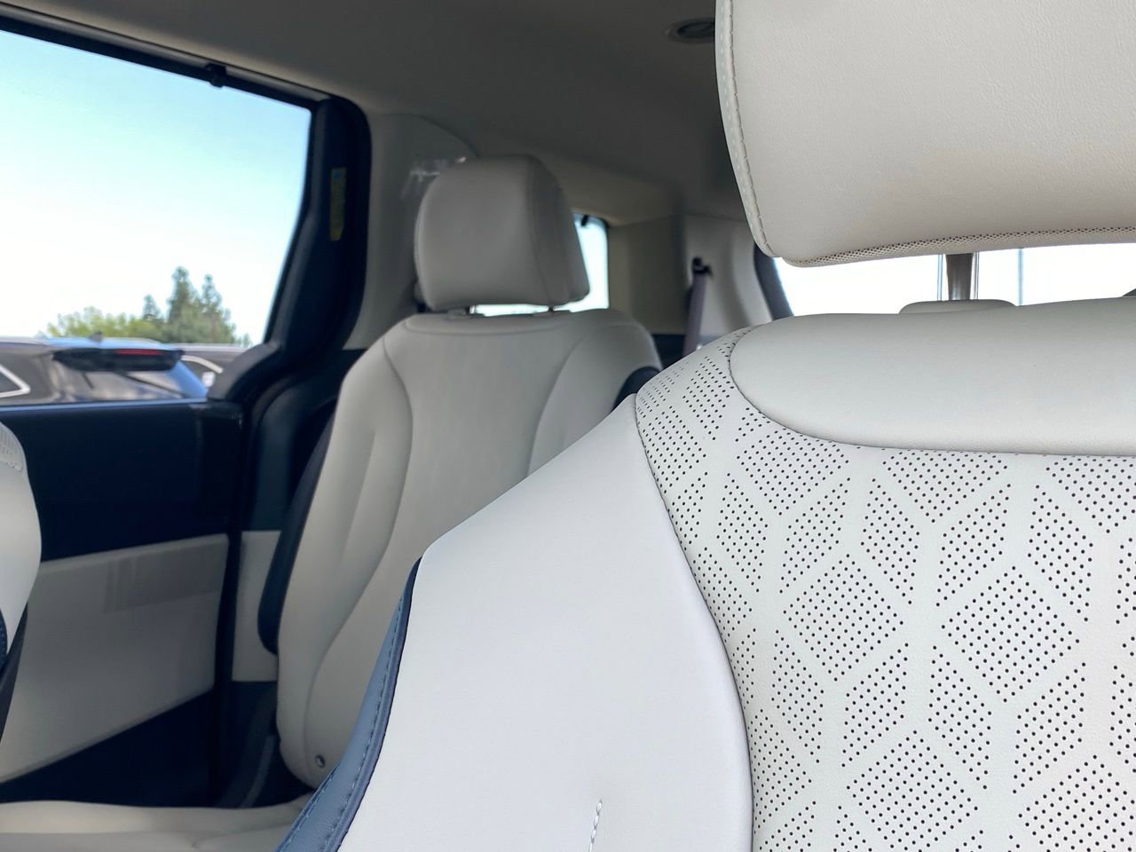 New 2026 Kia Carnival EX image 13