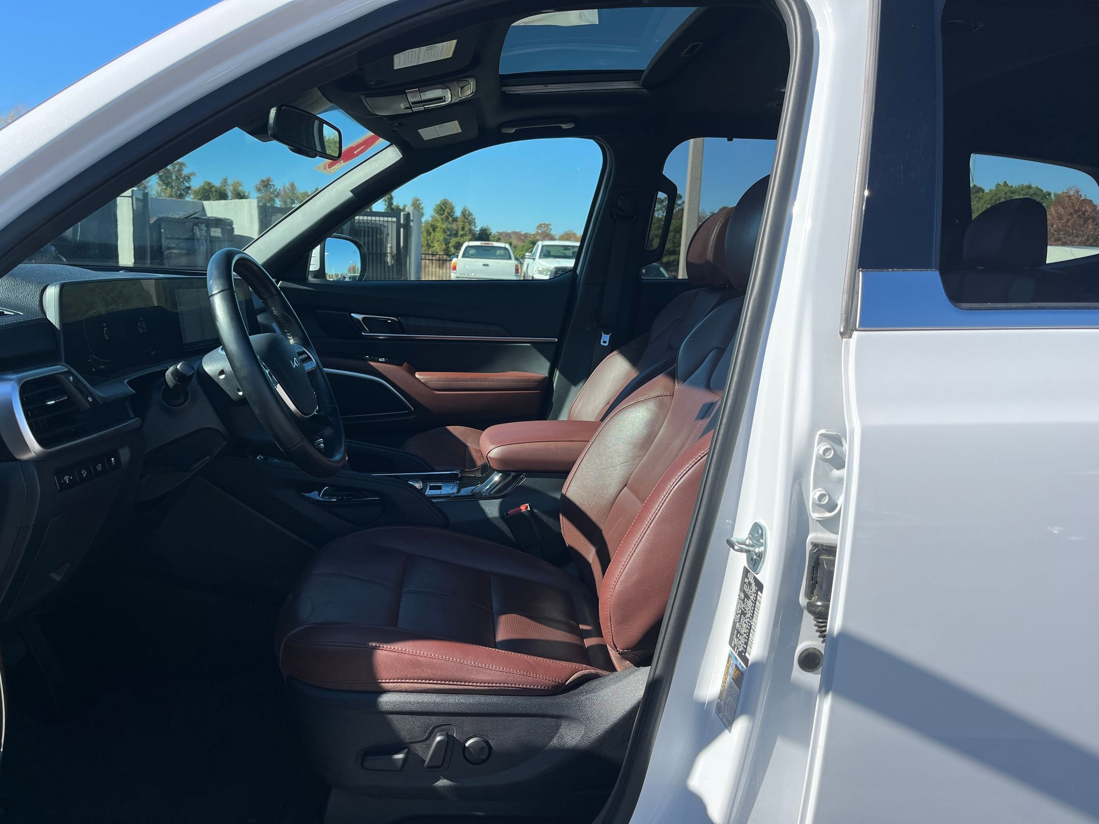 Used 2024 Kia Telluride EX w/ EX Captain's Chair Package image 40