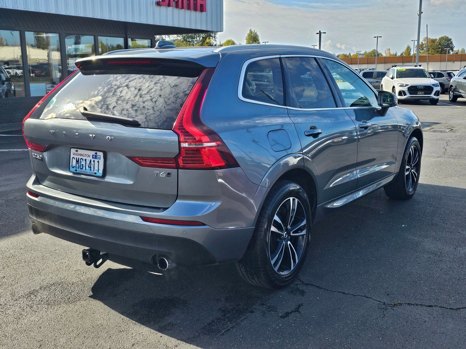 Used 2020 Volvo XC60 T6 Momentum image 3