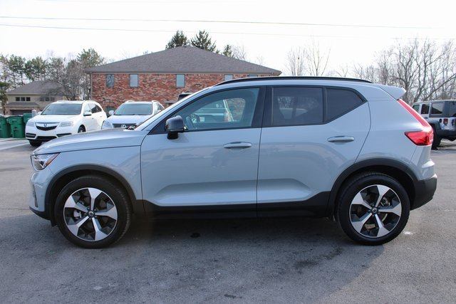 Used 2025 Volvo XC40 B5 Plus image 5