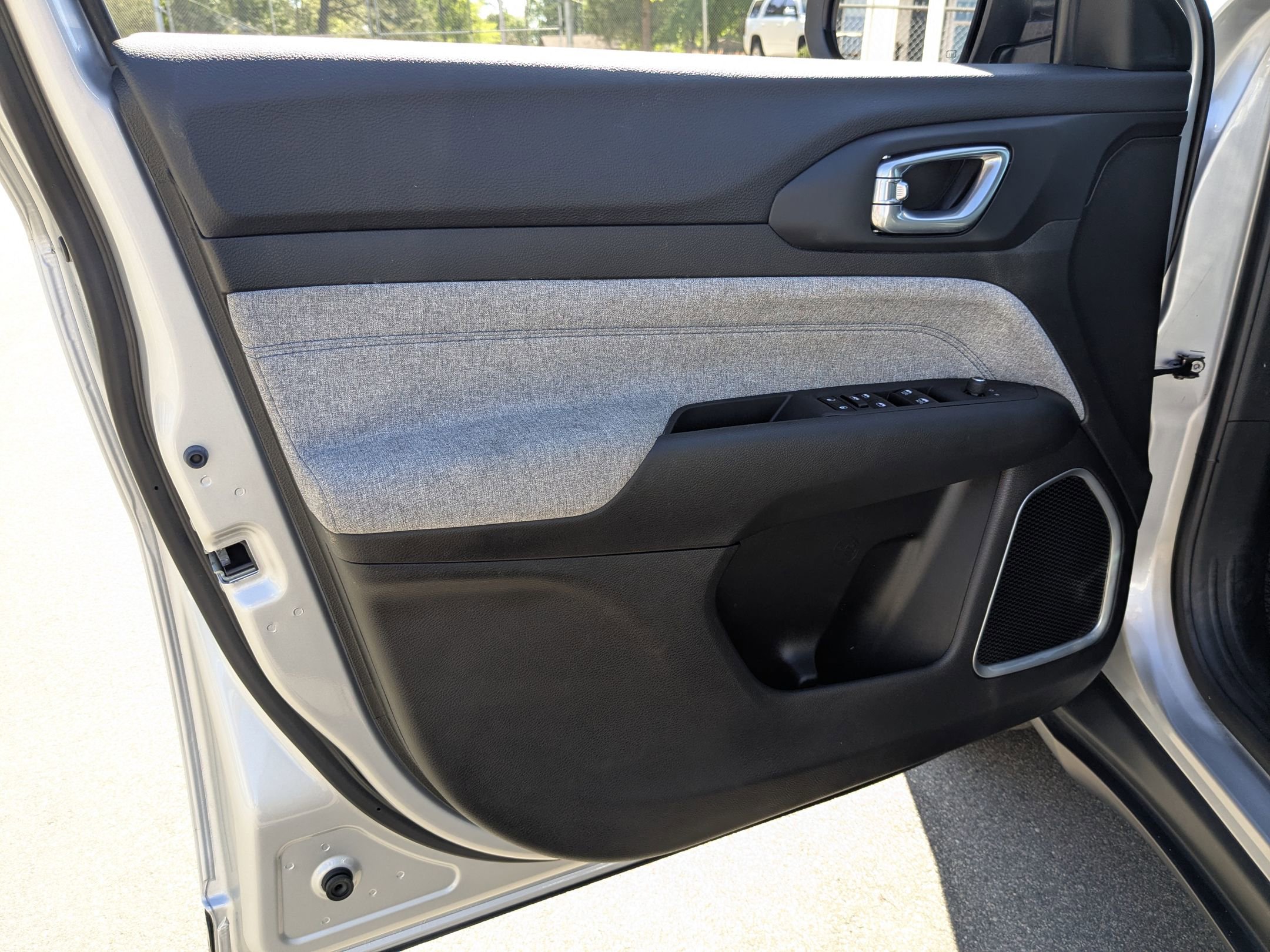 Used 2025 Jeep Compass Latitude image 12
