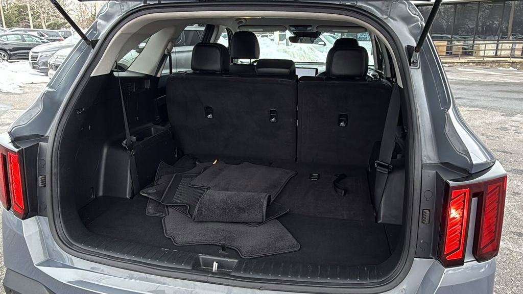 Used 2024 Kia Sorento S image 14